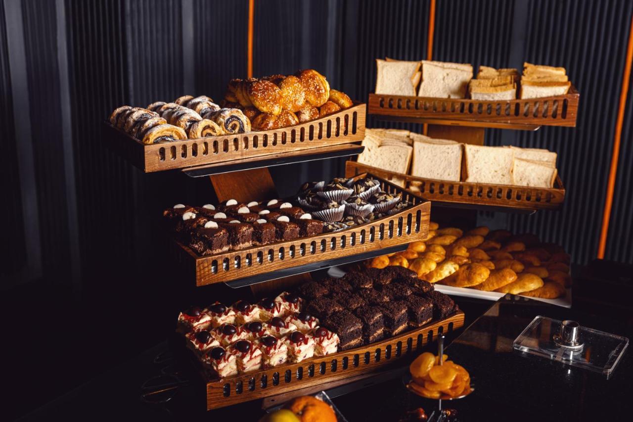 Alliance Palace Batoemi Buitenkant foto A dessert buffet