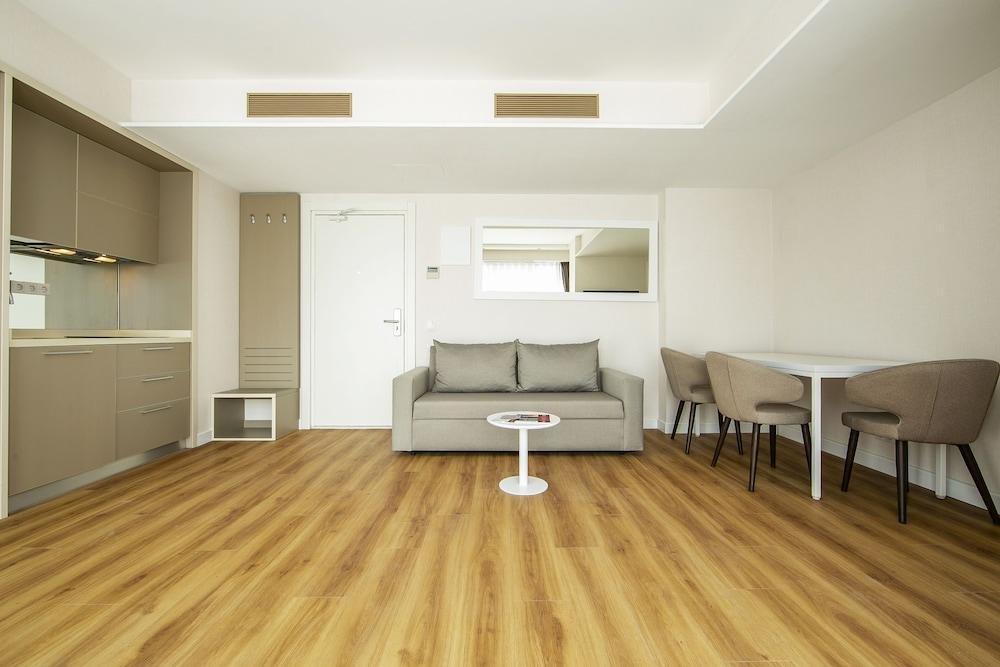 Alliance Palace Batoemi Buitenkant foto Laminate flooring